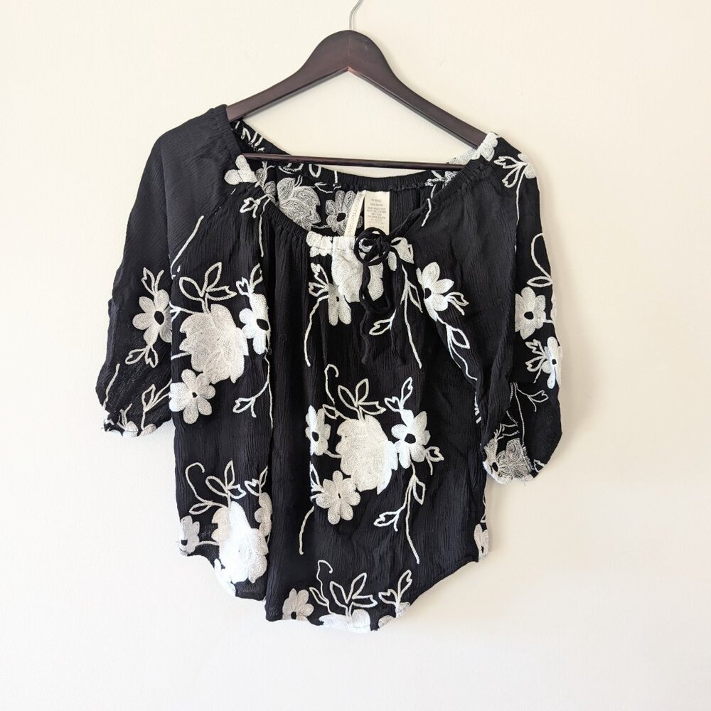 Black Floral Embroidered Short Sleeve Top White Flowers Flowy Fall Beach Sz L